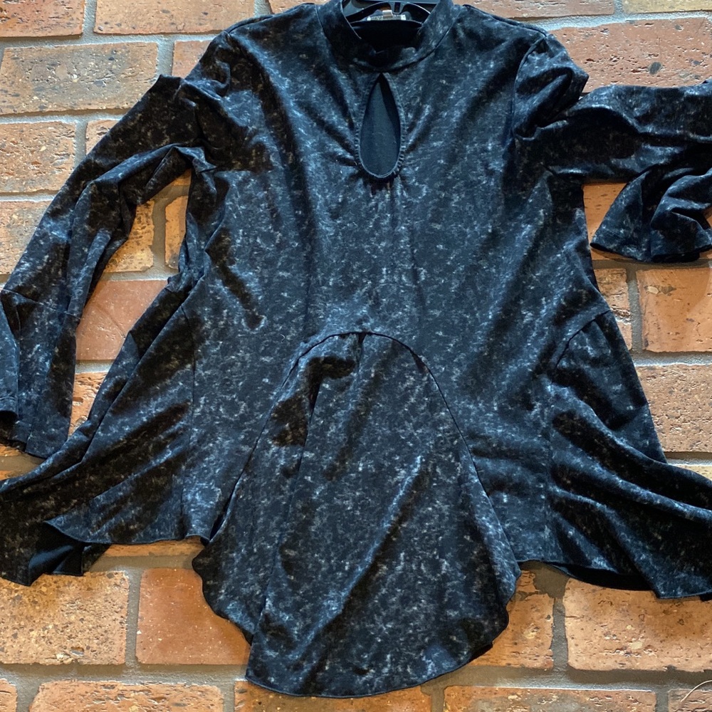 Jodifl Keyhole Top with Bell Sleeves & Scallop Design on bottom- Large